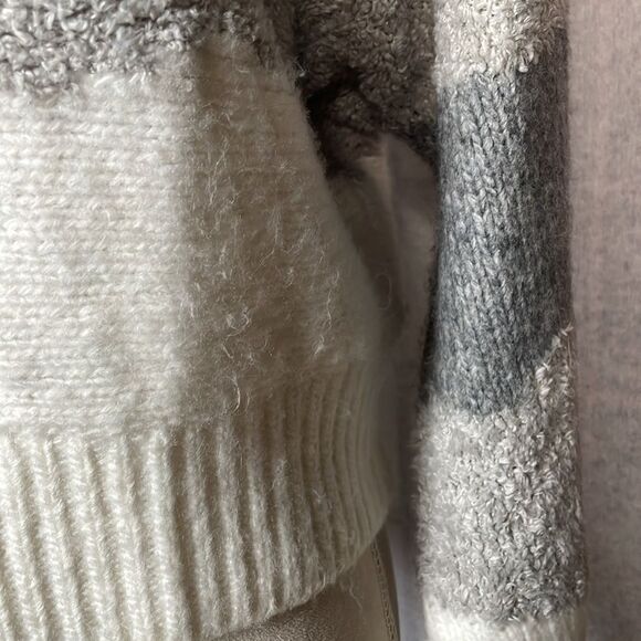 3/$20 Abercrombie & Fitch Gray & White Geometric Cropped Sweater (Size: XS) - Picture 9 of 13